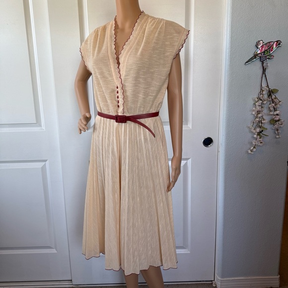 VINTAGE adorable cream midi dress with red piping and belt S M pleated V neck - Picture 5 of 14